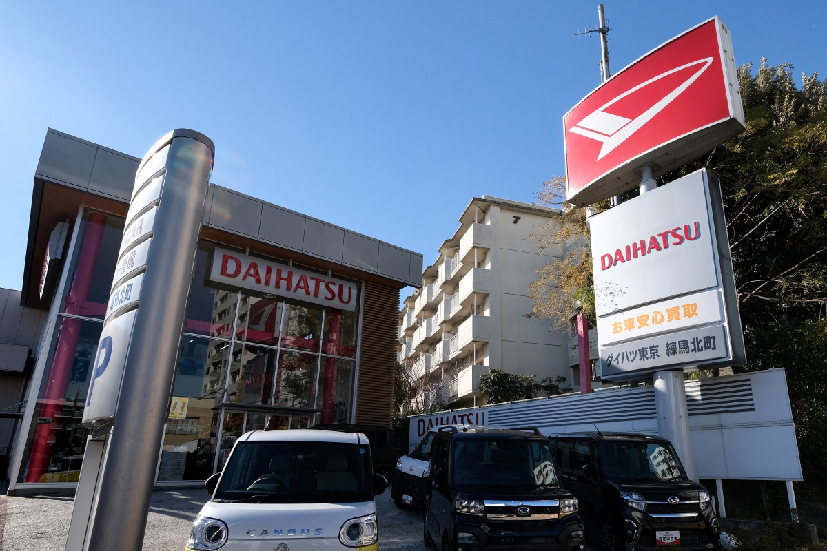 PEJABAT jualan Daihatsu Motor di Tokyo. FOTO AFP