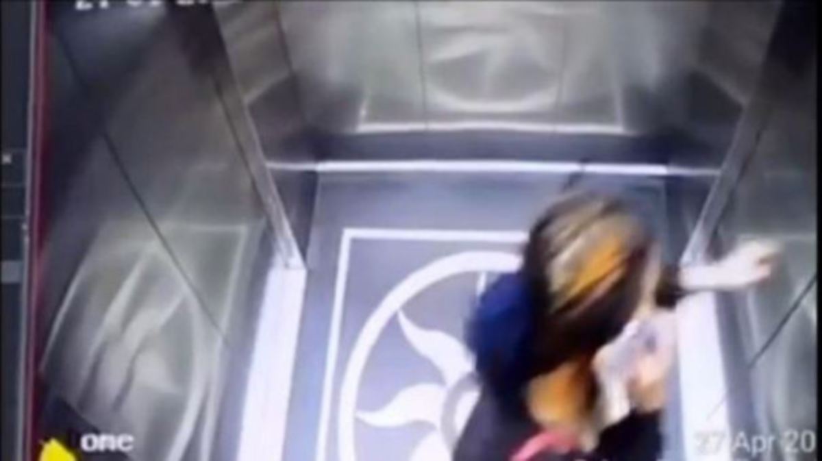 TANGKAP layar daripada CCTV menunjukkan wanita itu panik ketika berada di dalam lif berkenaan. FOTO Agensi 
