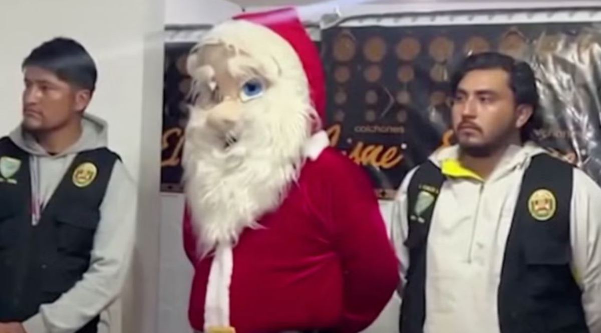 POLIS Peru yang berpakaian Santa Claus ketika operasi berkenaan. FOTO Polis Peru 