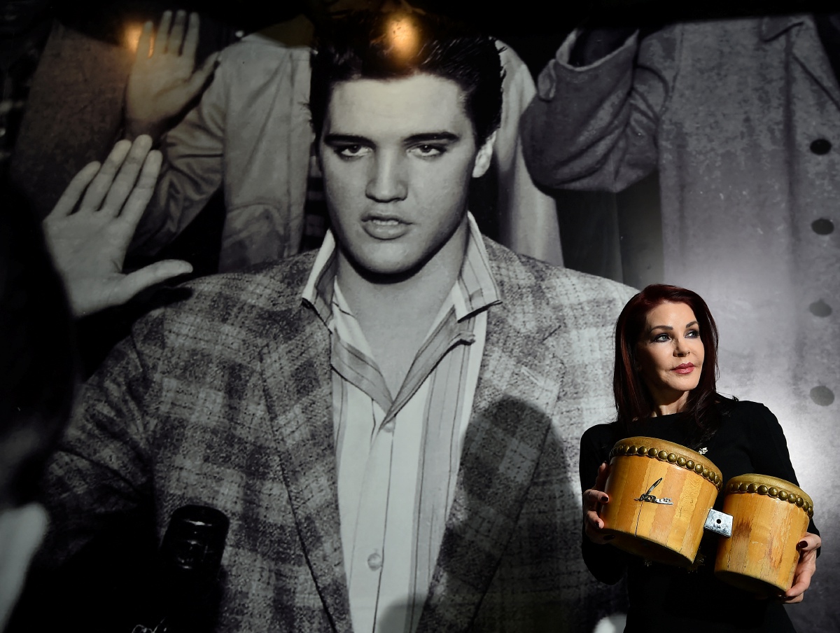 AKTRES Amerika Syarikat, Priscilla Presley bergambar dengan bongo yang pernah dihadiahkan kepada bekas suaminya Elvis Presley pada satu pameran di London, pada 2014. FOTO fail AFP 