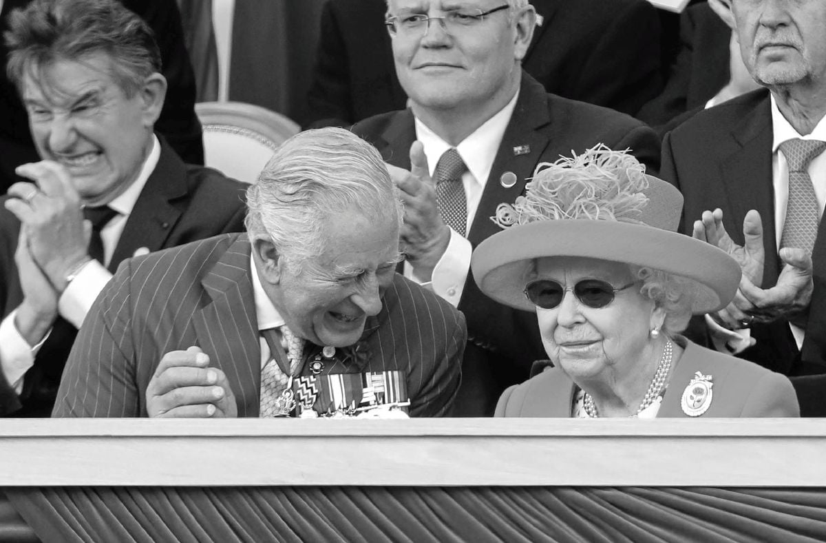 FOTO fail menunjukkan Charles bersama ibunya, Ratu Elizabeth II. FOTO AFP 