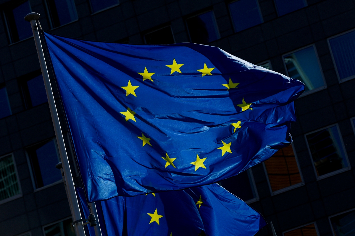 FOTO fail menunjukkan bendera EU dikibarkan di ibu pejabat kesatuan itu di Brussels, Belgium. FOTO AFP