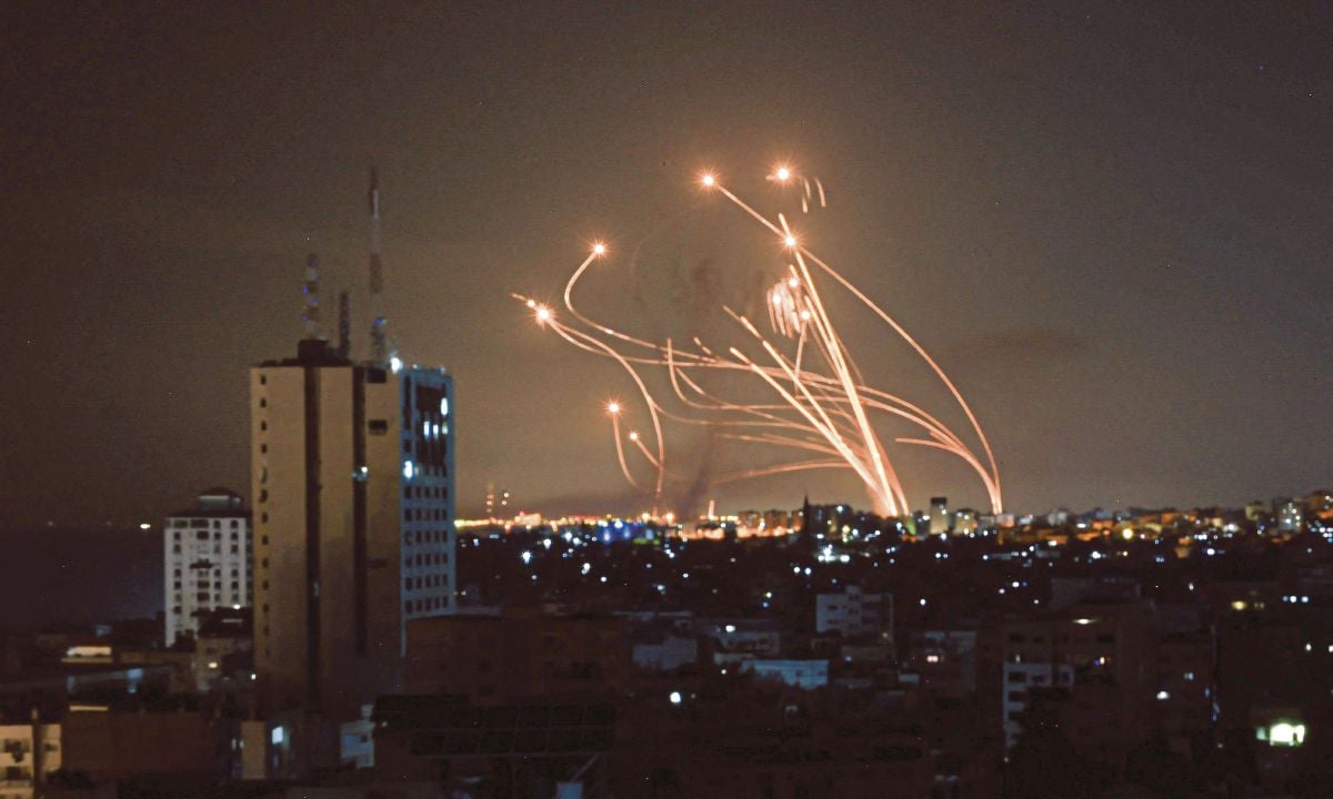 PELURU berpandu daripada sistem pertahanan Iron Dome milik Israel dilancarkan bagi memintas roket dilancarkan dari Gaza. FOTO AFP 