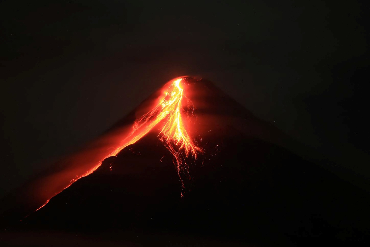 FOTO bertarikh 11 Jun menunjukkan lava dari letusan Gunung Berapi Mayon. FOTO AFP 