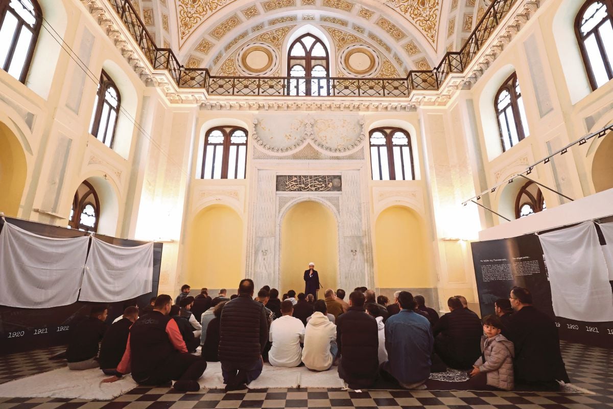 IMAM Taha Abd El-Galil mengimamkan solat di Masjid Yeni. FOTO Reuters
