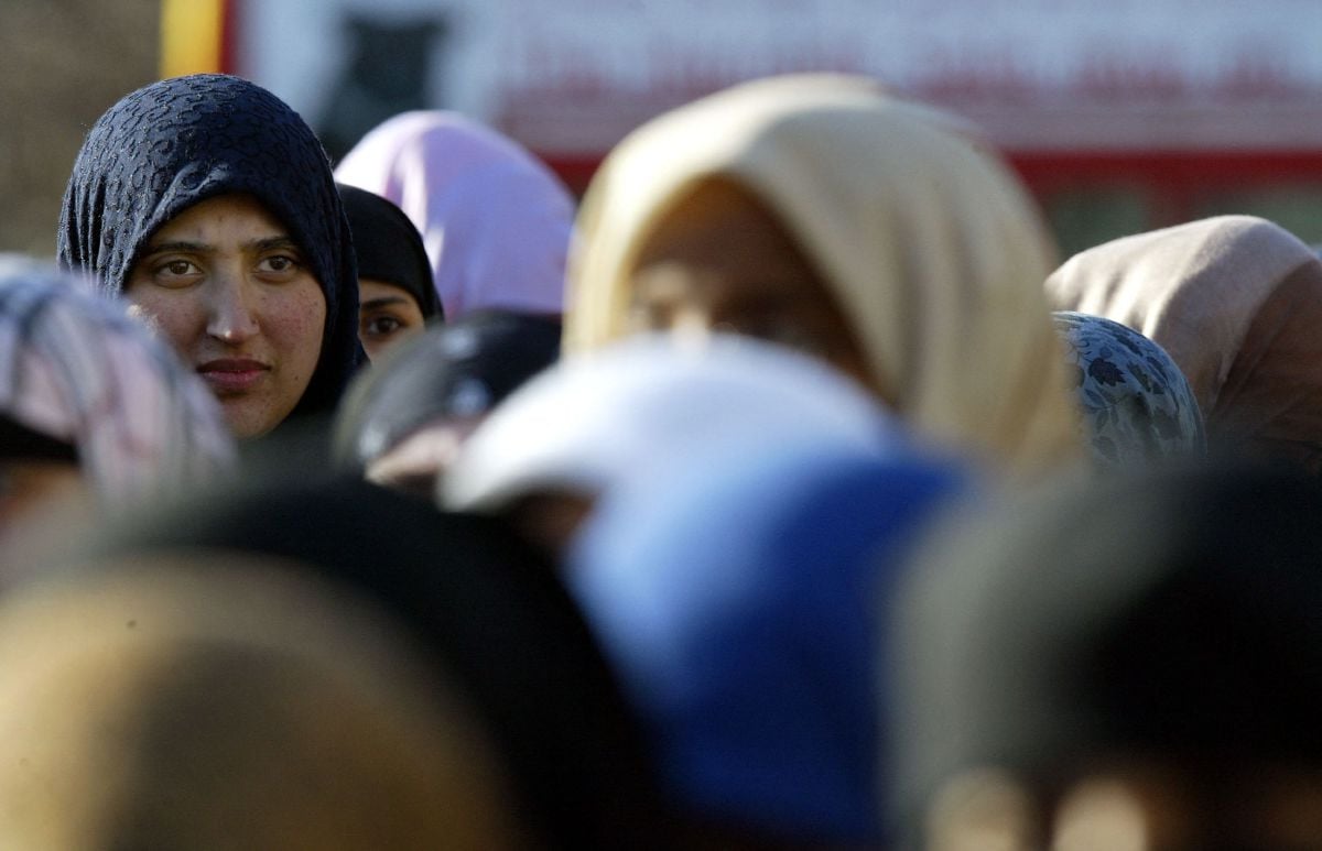 FOTO fail menunjukkan wanita Islam memakai tudung atau hijab ketika menyertai satu demonstrasi di London pada 2004. FOTO AFP 
