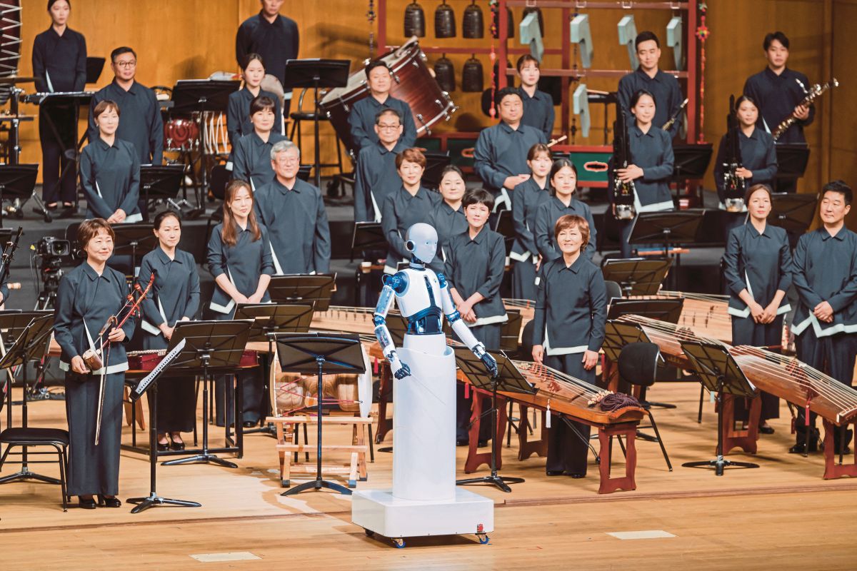 ROBOT EveR 6 ditampilkan sebagai konduktor orkestra orkestra kebangsaan Korea Selatan. FOTO Reuters 