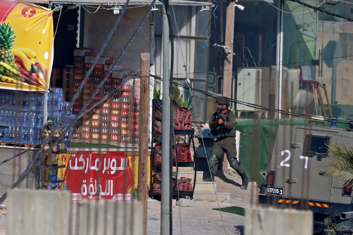PASUKAN keselamatan Israel melakukan serbuan di kampung Palestin di Aqaba, Tebing Barat, pada 1 September lalu. FOTO fail AFP