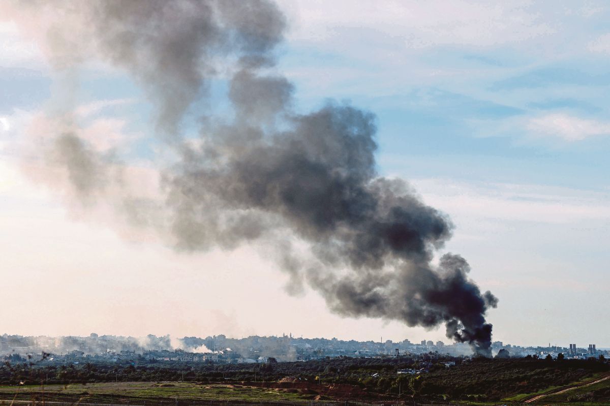 ASAP tebal di Gaza susulan serangan udara Israel. FOTO AFP