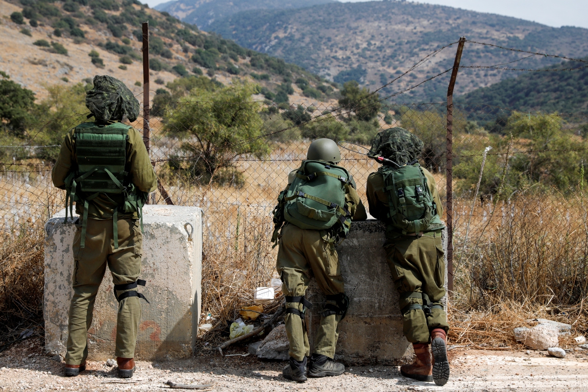 ASKAR Israel di pangkalan tentera di kawasan berhampiran sempadan Lubnan dan Syria. FOTO AFP 