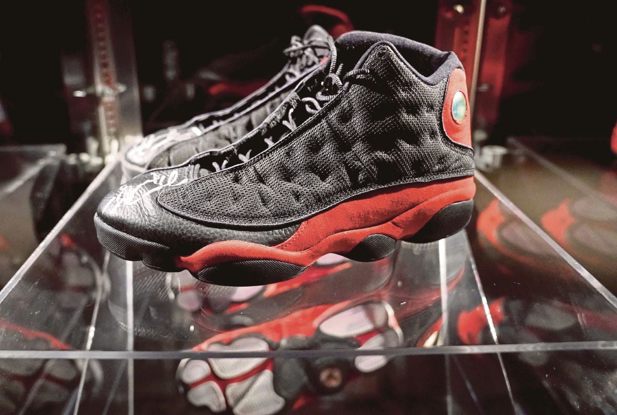 FOTO fail menunjukkan sepasang kasut yang dipakai bintang NBA, Michael Jordan dilelong pada harga AS$2.2 juta (kira-kira RM9.71 juta). FOTO AFP