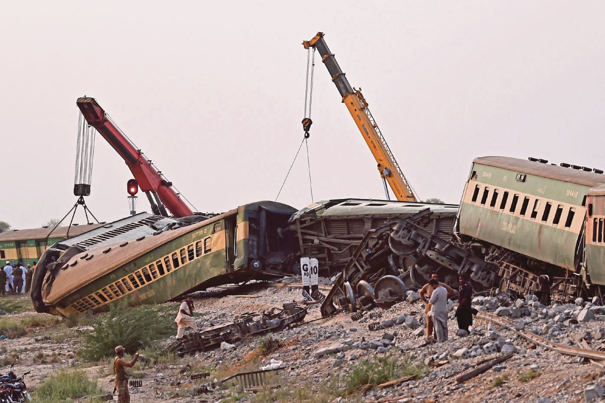 KREN digunakan untuk mengalihkan gerabak kereta api yang tergelincir di wilayah Sindh selatan Pakistan. FOTO AFP