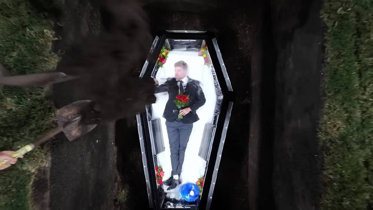 MRBEAST melakukan aksi ‘berani mati’ dengan ‘mengurung’ dirinya di dalam keranda yang ‘dikebumikan’ di bawah tanah selama seminggu. FOTO Agensi