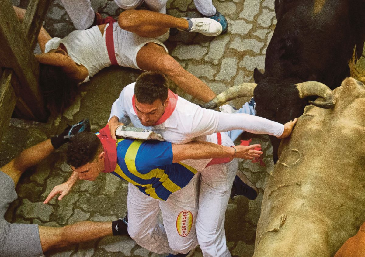 PESERTA melarikan diri dalam acara larian lembu jantan dalam Festival San Fermin. FOTO AFP 