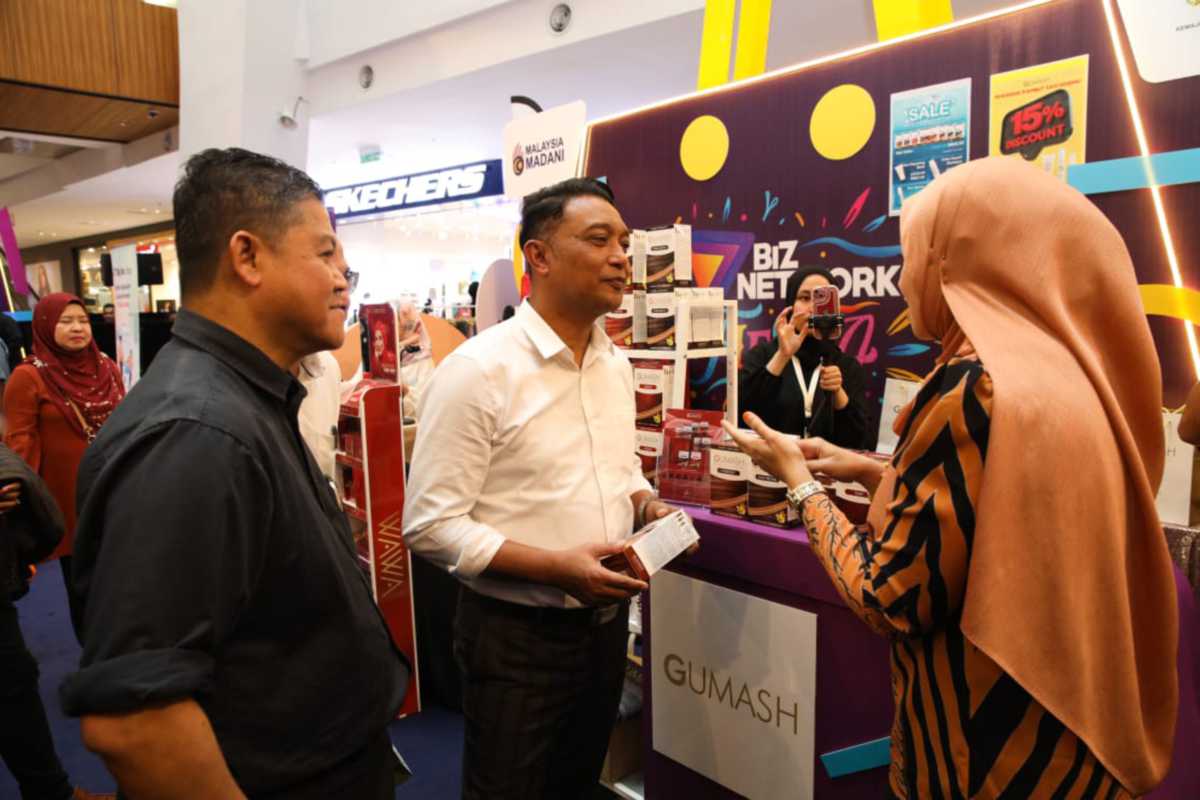 ZULFIKRI meluangkan masa menyantuni usahawan Biznetwork pada program di Pusat Membeli Belah MyTOWN di Kuala Lumpur. 