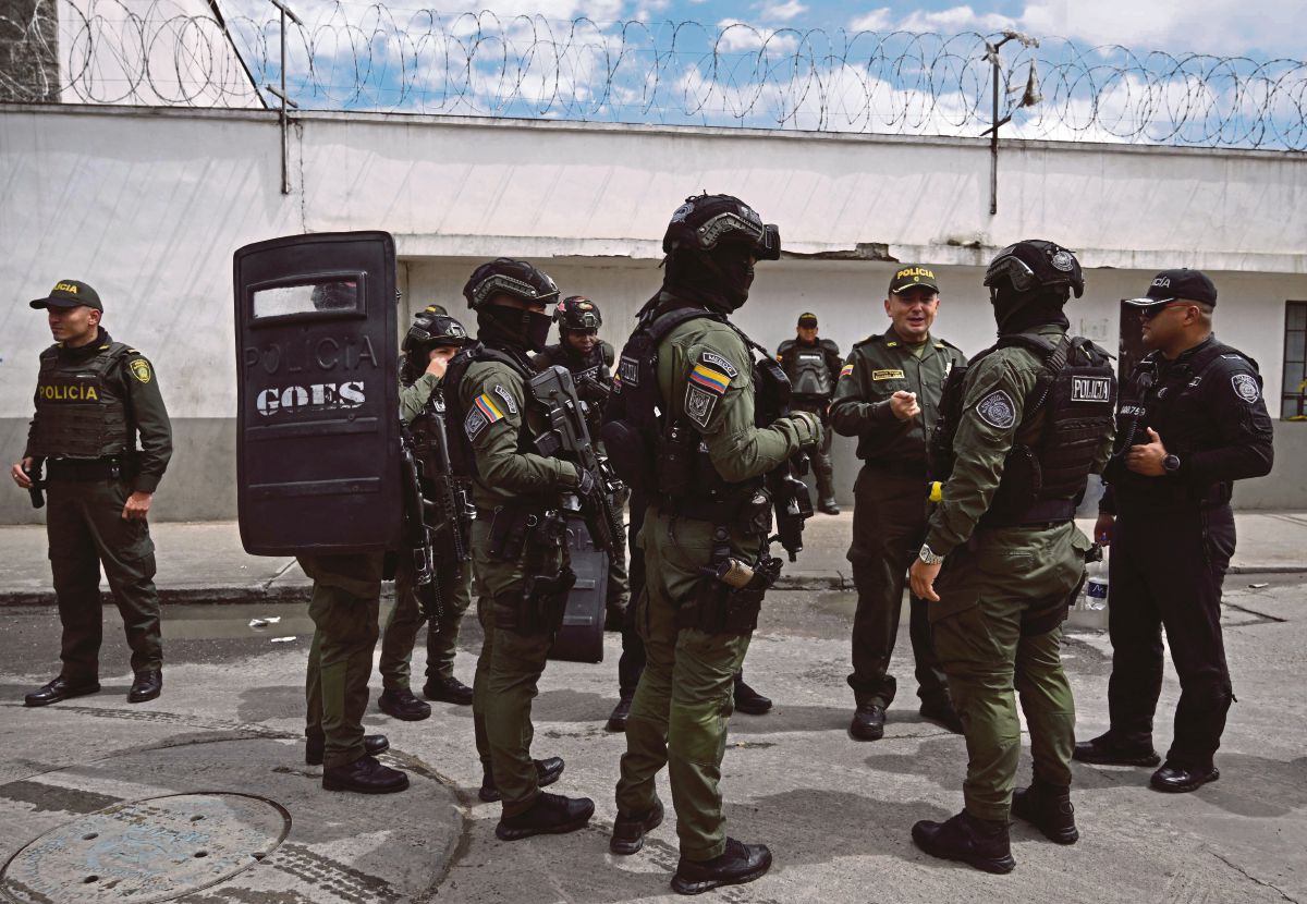 PEGAWAI polis mengawal persekitaran penjara La Modelo di Bogota pada 17 Mei 2024. FOTO AFP