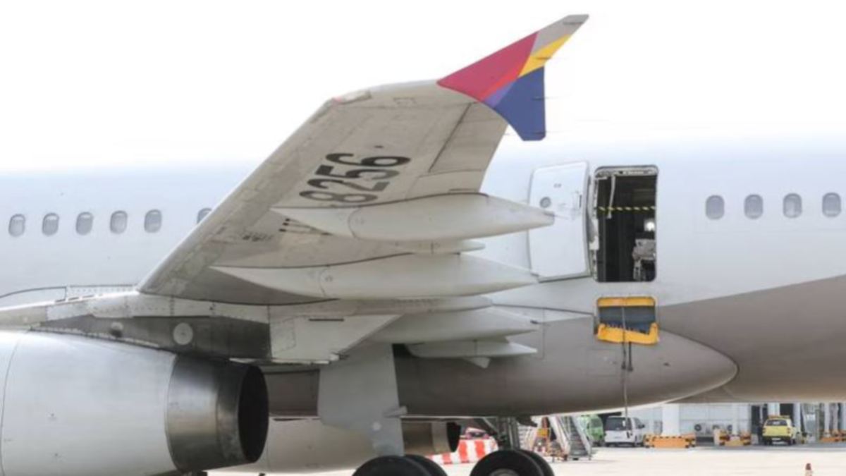Mei lalu, seorang penumpang membuka pintu kecemasan pesawat Asiana Airlines beberapa minit sebelum mendarat. FOTO Reuters 