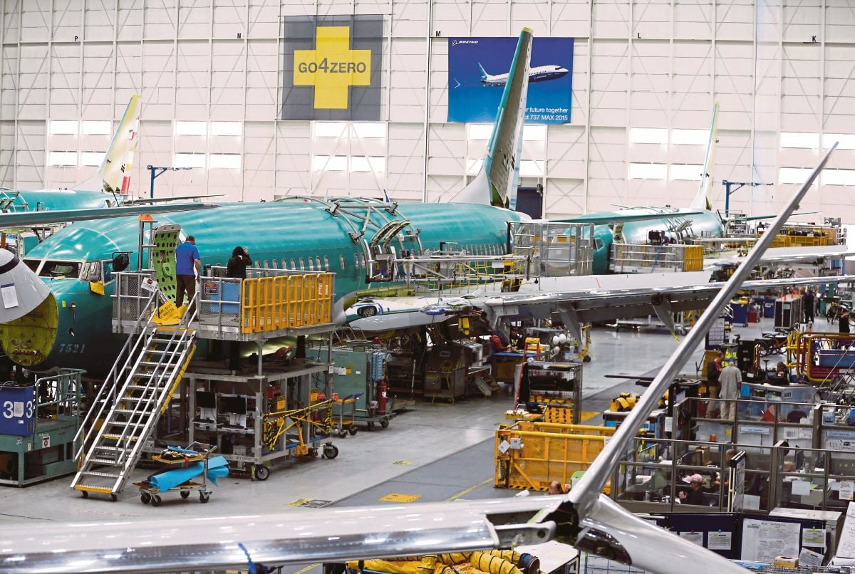 PESAWAT 737 MAX dihasilkan dalam kilang Boeing di Renton, Washington. FOTO Reuters 