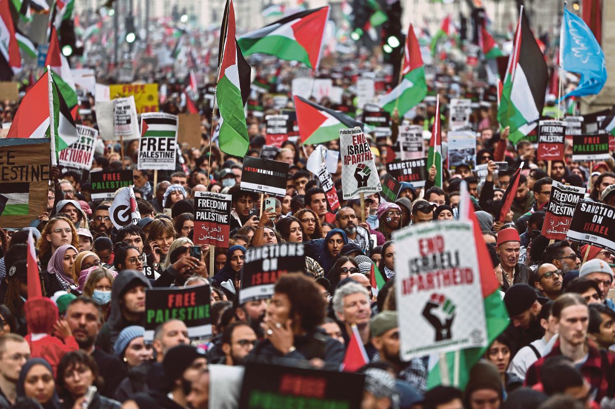 ORANG ramai menyertai perhimpunan solidariti bersama Palestin, di London, pada Sabtu. FOTO AFP