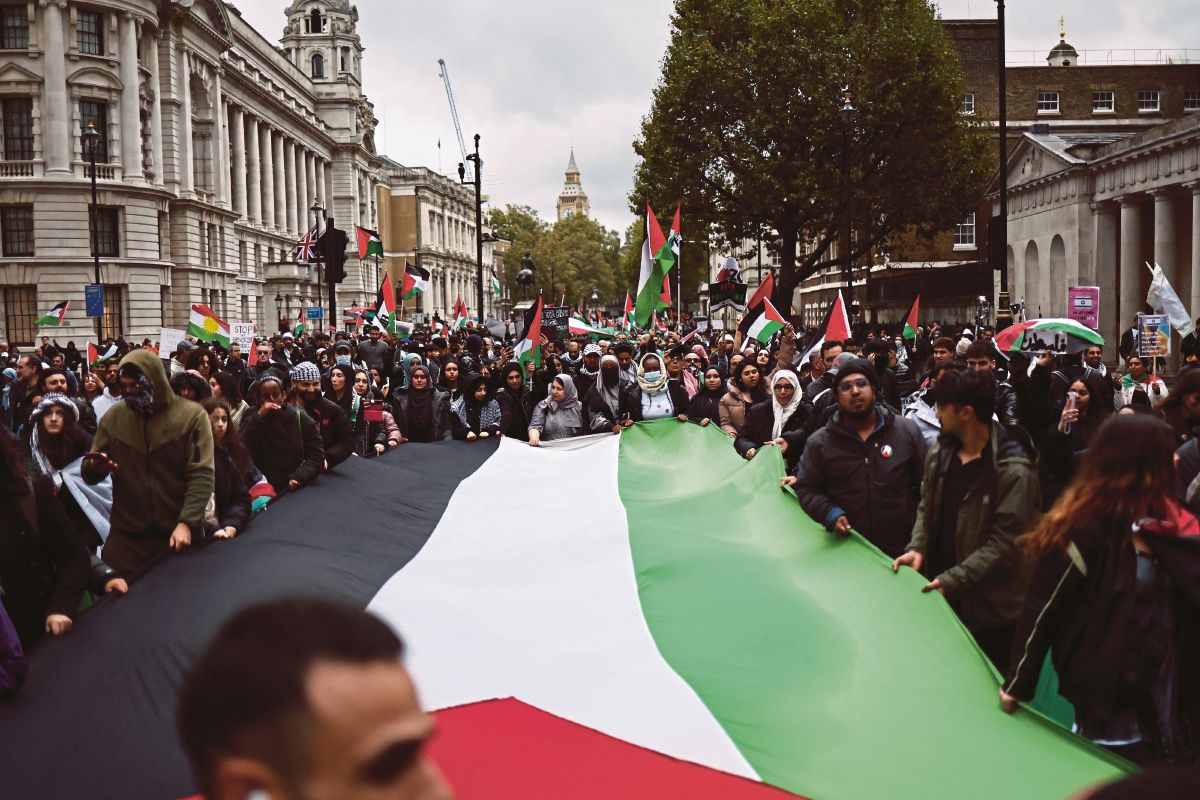 PESERTA perhimpunan solidariti bersama Palestin, di London. FOTO AFP 