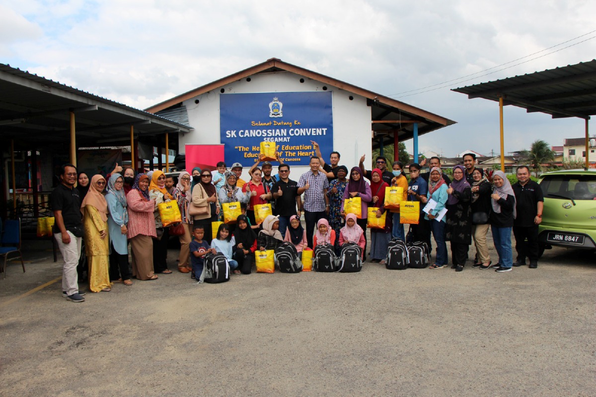 MAJLIS penyerahan sumbangan keperluan persekolahan kepada 85 murid mangsa banjir di Sekolah Kebangsaan (SK) Canossian Convent, Segamat, Johor.
