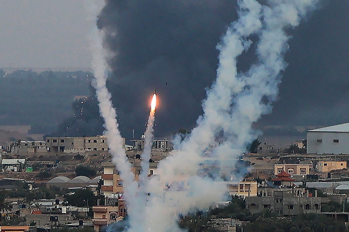 PEJUANG Palestin melancarkan roket ke arah Israel dari Rafah. FOTO AFP