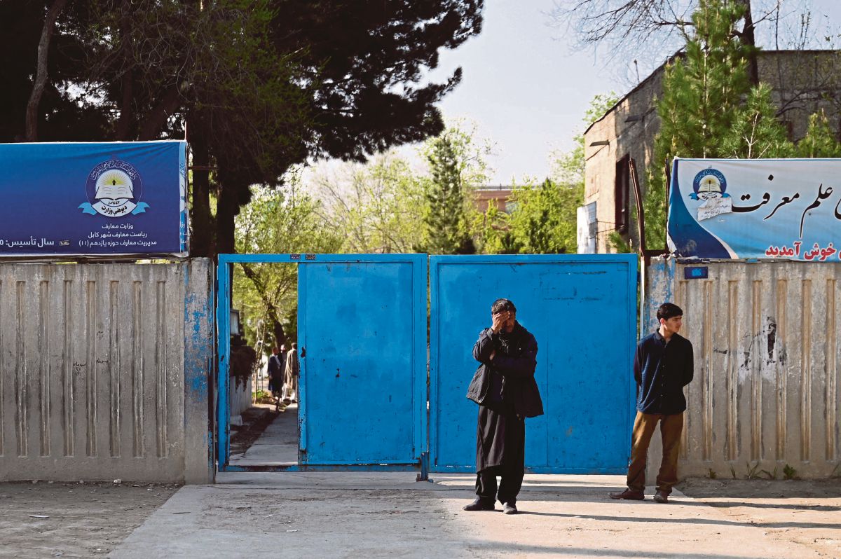 LELAKI Afghanistan berdiri di pintu masuk sebuah sekolah di Kabul. FOTO AFP 