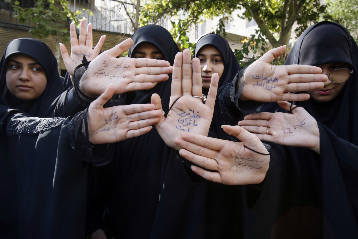 PELAJAR Iran di Tehran menulis slogan di tapak tangan ketika demonstrasi membantah tindakan membakar al-Quran di Sweden. FOTO AFP 