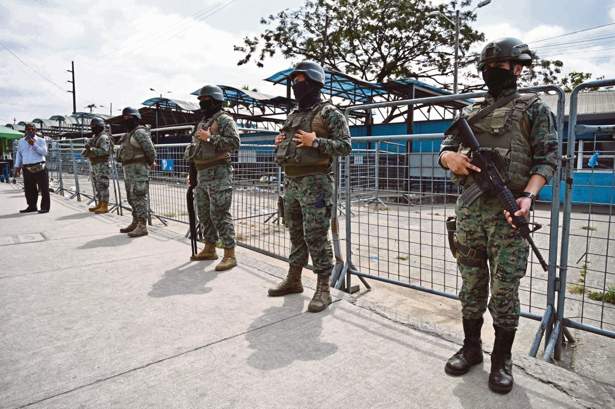 PENGAWAL tentera di luar penjara Guayas 1 selepas pertempuran antara kumpulan menyebabkan enam banduan maut di Guayaquil, Ecuador. FOTO AFP
