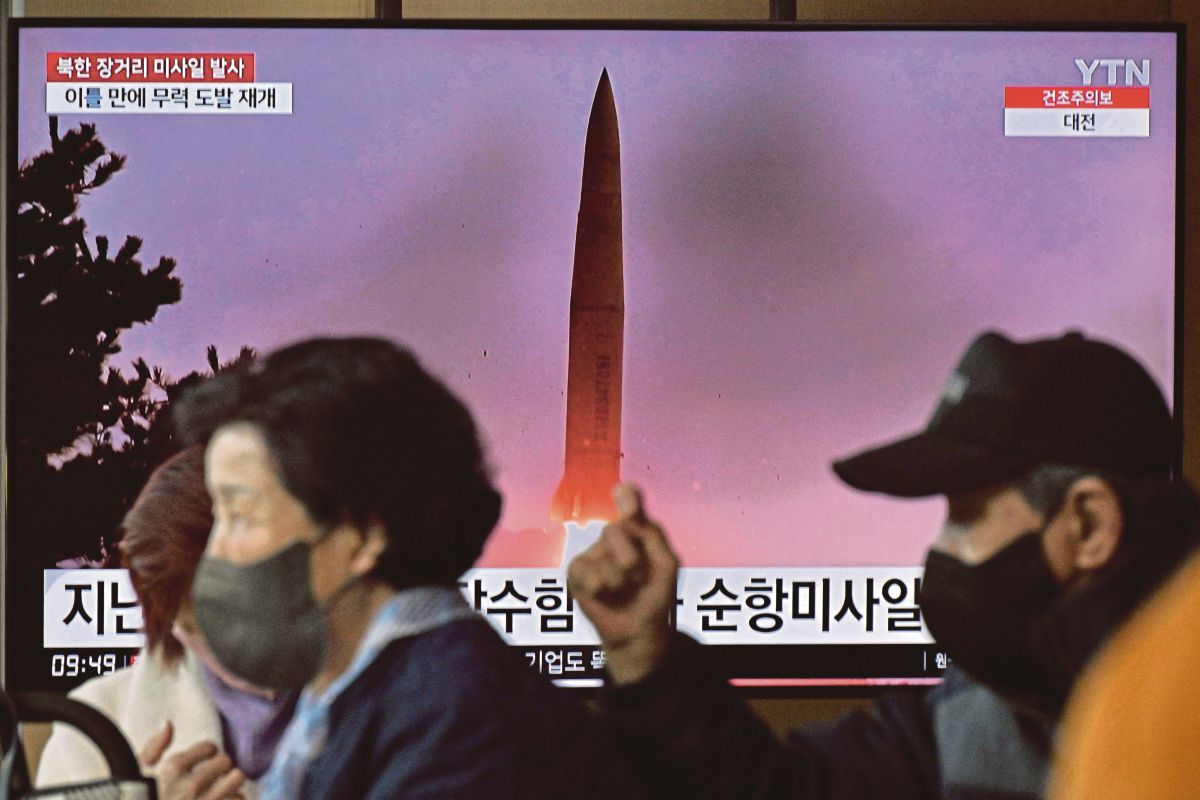LAPORAN berita di Korea Selatan menunjukkan pelancaran terbaharu ICBM oleh Korea Utara. FOTO AFP