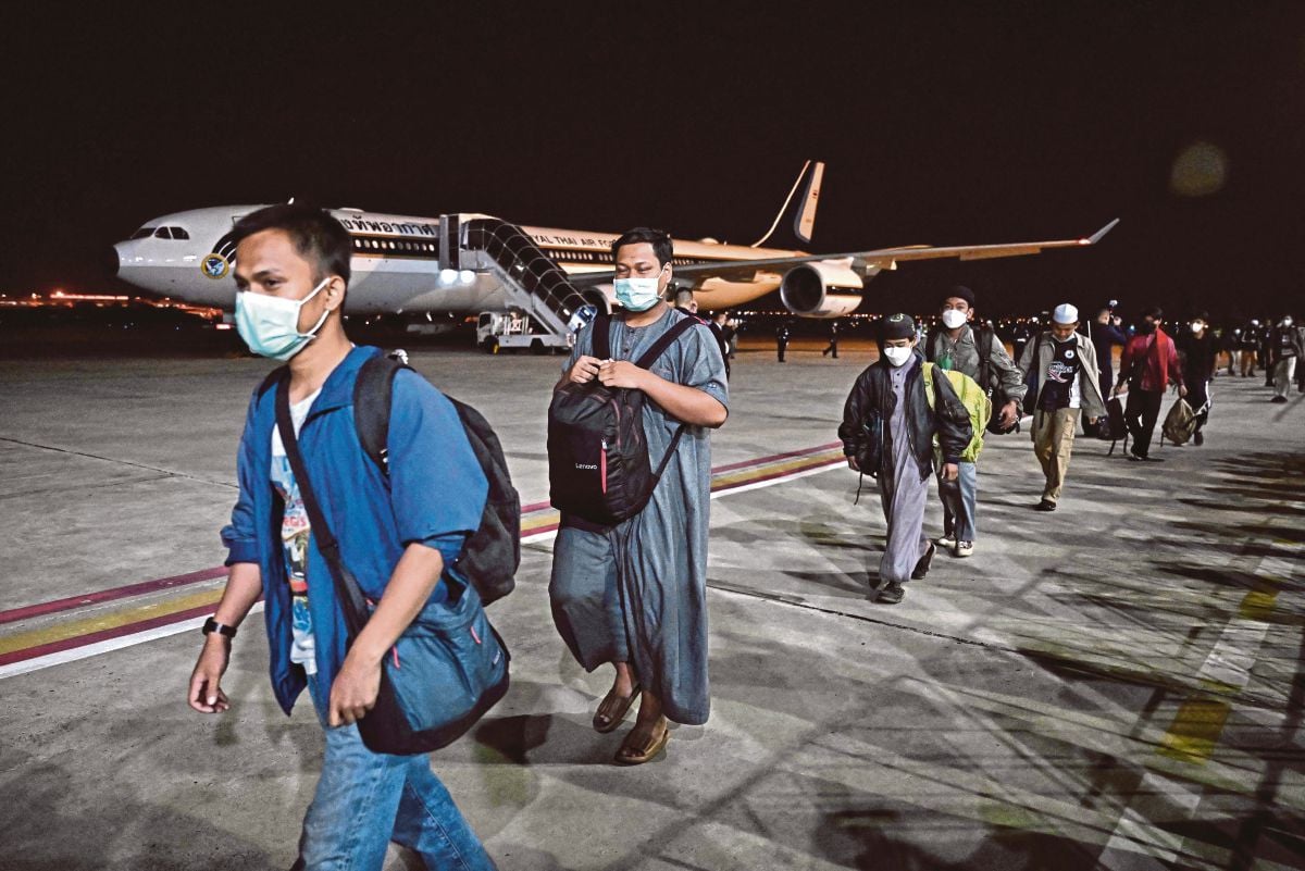 WARGA Thailand yang dipindahkan di Sudan, selamat tiba di terminal tentera Lapangan Terbang Don Mueang, Bangkok. FOTO AFP