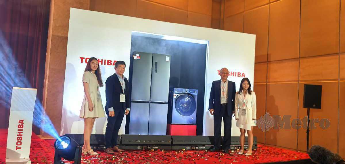 NG  (dua dari kanan) pada majlis pelancaran   produk baharu Toshiba Malaysia.