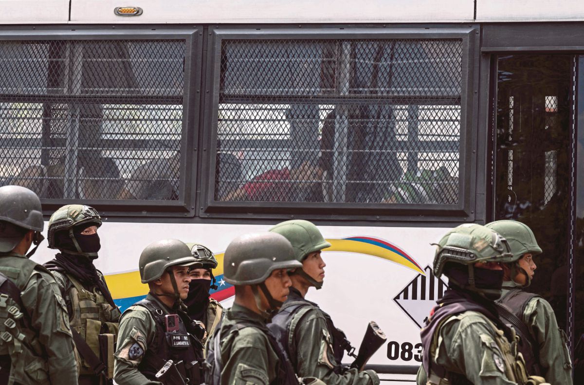 ANGGOTA pasukan keselamatan berkawal ketika proses pemindahan banduan di penjara itu ke penjara lain. FOTO AFP