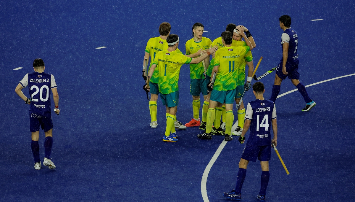 PEMAIN Australia meraikan kejayaan setelah menewaskan  Chile. FOTO Bernama