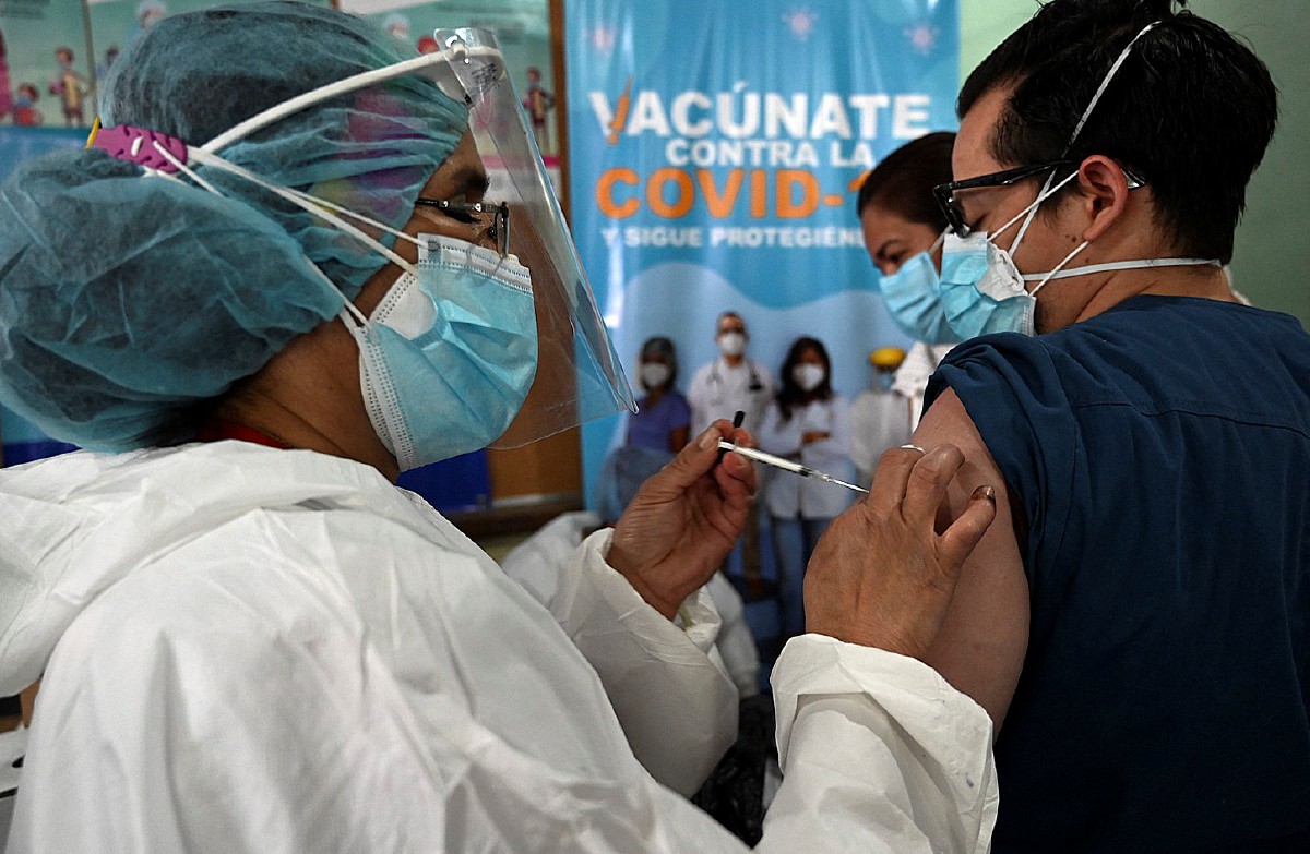 PETUGAS kesihatan di Honduras menyuntik vaksin Astrazeneca. FOTO AFP 
