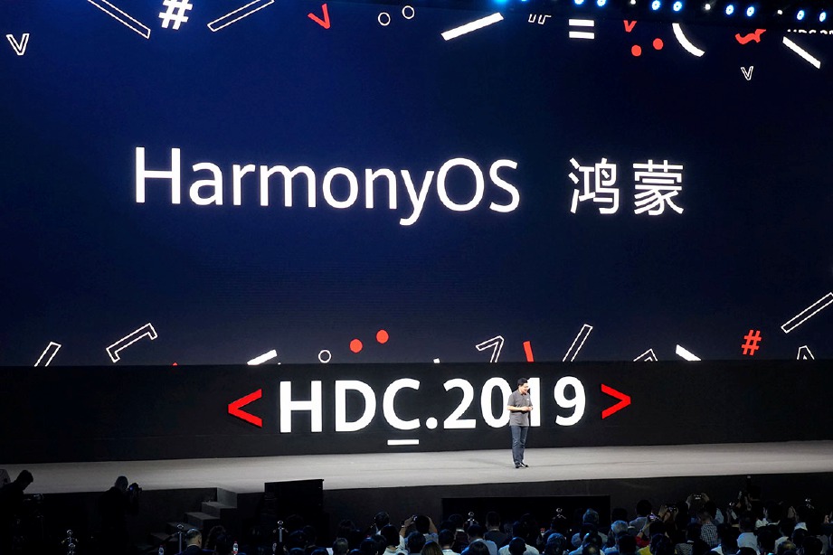 YU ketika memperkenalkan sistem operasi HarmonyOS atau HongMeng. FOTO Reuters