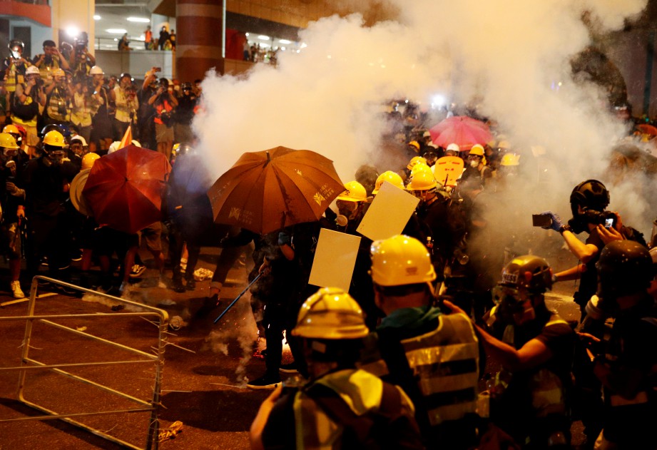 POLIS melepaskan gas pemedih mata dan peluru getah terhadap penunjuk perasaan yang melakukan protes anti-kerajaan. FOTO REUTERS