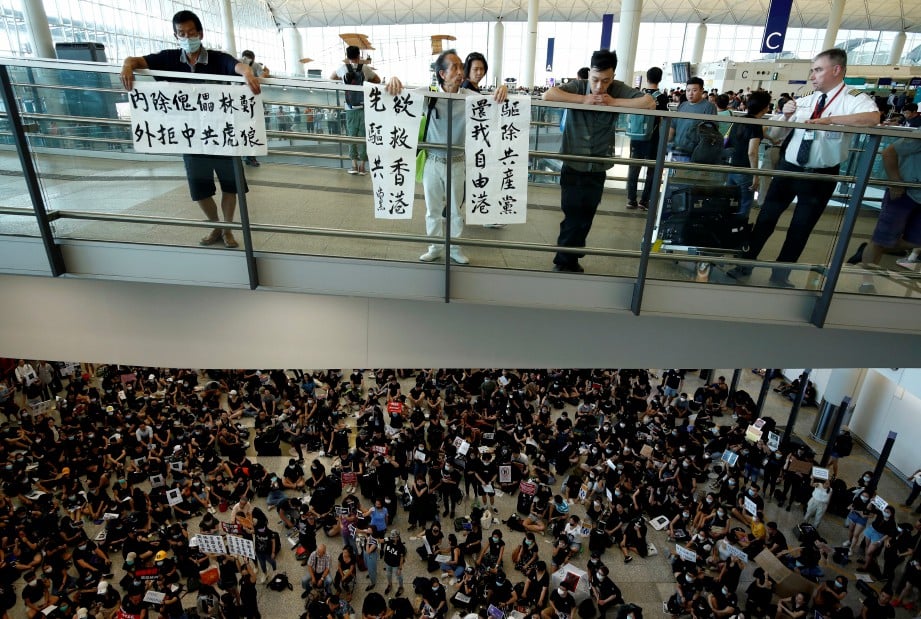 PENUNJUK perasaan nekad melawan larangan polis hari ini untuk membantah terhadap kumpulan kongsi gelap di Lapangan Terbang Hong Kong.  FOTO REUTERS