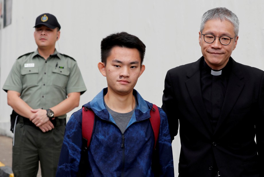 CHAN Tong-kai (tengah) penduduk Hong Kong dituduh membunuh teman wanitanya ketika mereka bercuti di Taiwan pada tahun lalu.  FOTO REUTERS