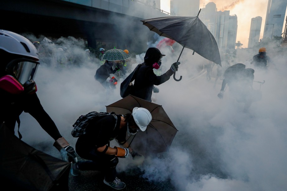 POLIS menembak gas pemedih mata, meriam air dan peluru getah ke arah kumpulan perusuh di Hong Kong. FOTO REUTERS