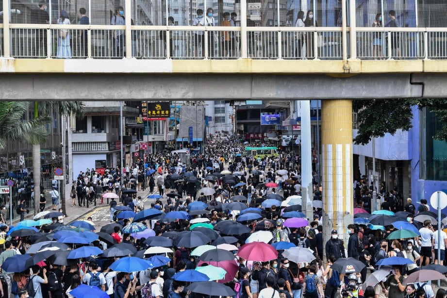 PESERTA demonstrasi membanjiri satu lokasi di Hong Kong. FOTO AFP 