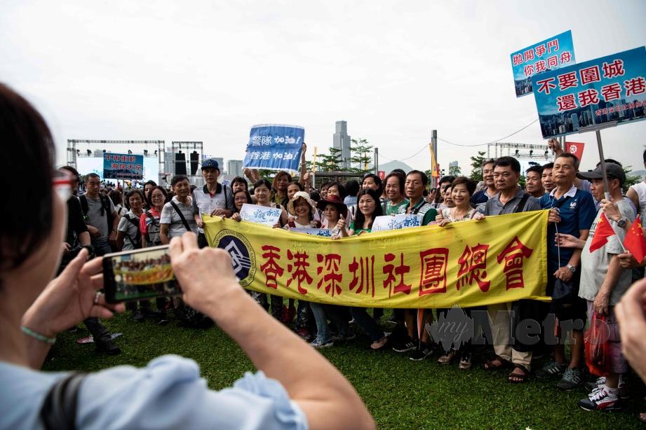 ANTARA yang berhimpun di Hong Kong hari ini untuk menyokong polis.