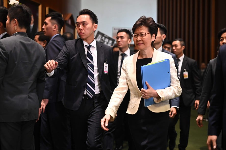 CARRIE Lam (kanan) bakal digantikan dengan seorang ketua eksekutif 'interim'. FOTO AFP