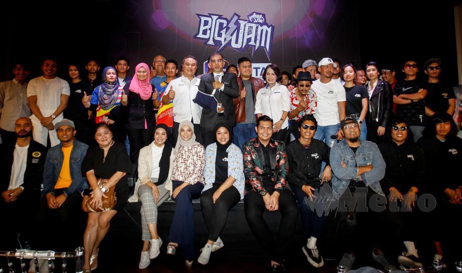 TIMBALAN Menteri Pelancongan, Kesenian dan Kebudayaan, Muhammad Bakhtiar Wan Chik (berdiri tengah) bergambar bersama artis jemputan selepas sidang media Hot FM Big Jam di MaTiC. FOTO Hafiz Sohaimi