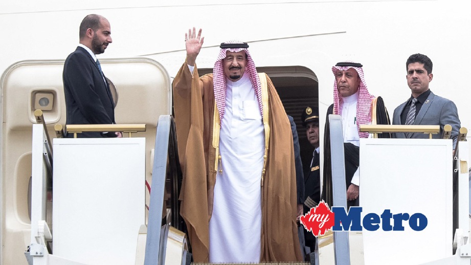 SEPANG 01 MARCH 2017. Raja Arab Saudi, Raja Salman Abdulaziz Al-Saud melambai tangan ketika menaiki pesawat selepas mengadakan lawatan negara selama empat hari di Malaysia di Kompleks Bunga Raya, Lapangan Terbang Antarabangsa Kuala Lumpur  (KLIA). NSTP/ASYRAF HAMZAH
