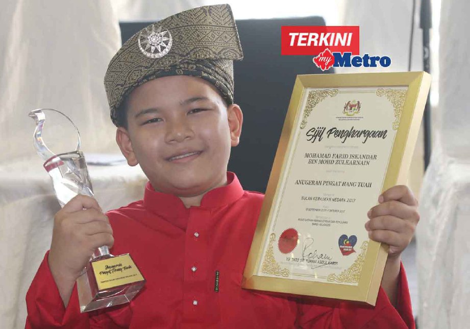 MOHAMAD Farid Iskandar menerima anugerah khas Pingat Hang Tuah. FOTO Mohd Yusni Ariffin