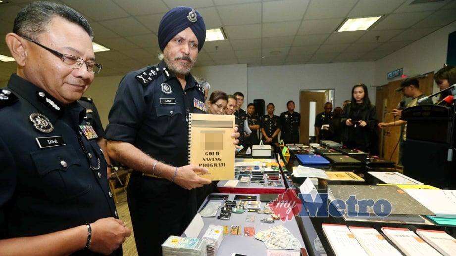 AMAR Singh (dua kiri) menunjukkan barang rampasan berkaitan kejayaan operasi Jabatan Siasatan Jenayah Komersial. FOTO Salhani Ibrahim