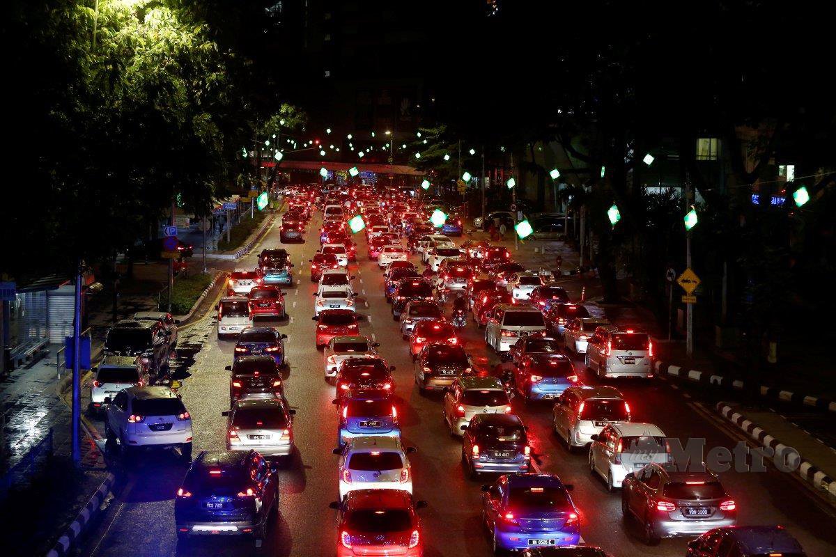 Kesesakan lalulintas di Jalan Tuanku Abdul Rahman, Kuala Lumpur berdekatan Kompleks Pertama ketika tinjauan sekitar 10.30 malam 1 Mei. FOTO Effendy Rashid