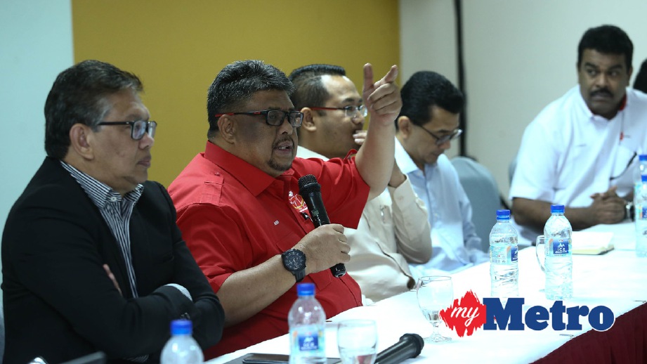 AB Rauf (dua kiri)hadir mempengerusikan mesyuarat terakhir Sambutan Ulangtahun UMNO ke-71. Hadir sama, Abdul Jalil (kiri), Amrin (dua kanan) dan Ashraf (kanan). FOTO Muhd Zaaba Zakeria