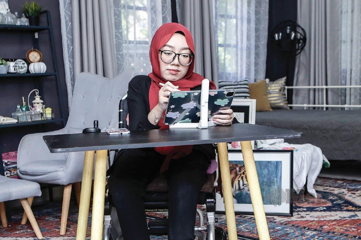 MENGHIDAP penyakit SMA tidak menghalang Nur Athirah mencapai cita-cita menjadi pelukis.